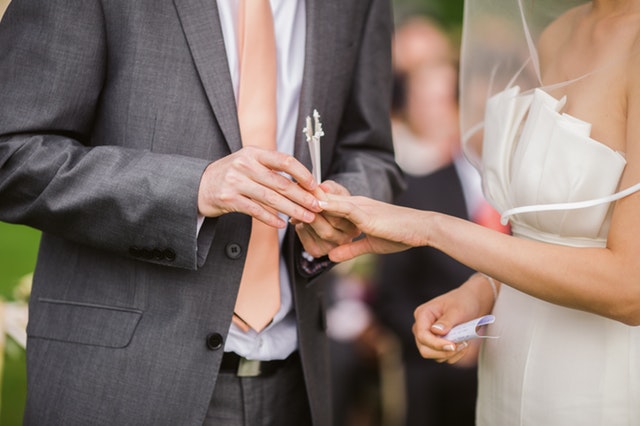 結婚式ムービーが間に合わないときは業者に依頼するのがよい